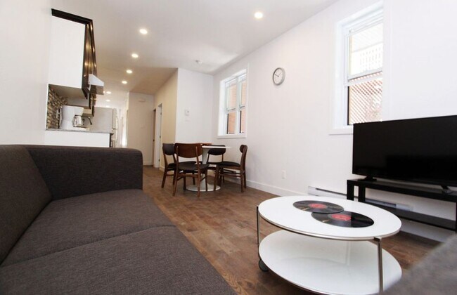 3772 De Bullion Rue in Montréal, QC - Building Photo - Building Photo