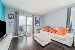 200 Cove Way in Quincy, MA - Building Photo