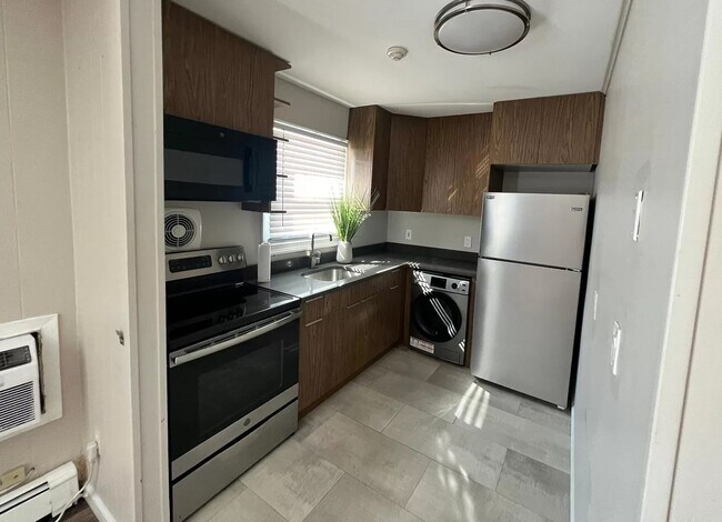 119 N Wellwood Ave in Lindenhurst, NY - Building Photo - Building Photo
