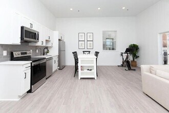 211 St Paul St in Baltimore, MD - Building Photo - Building Photo
