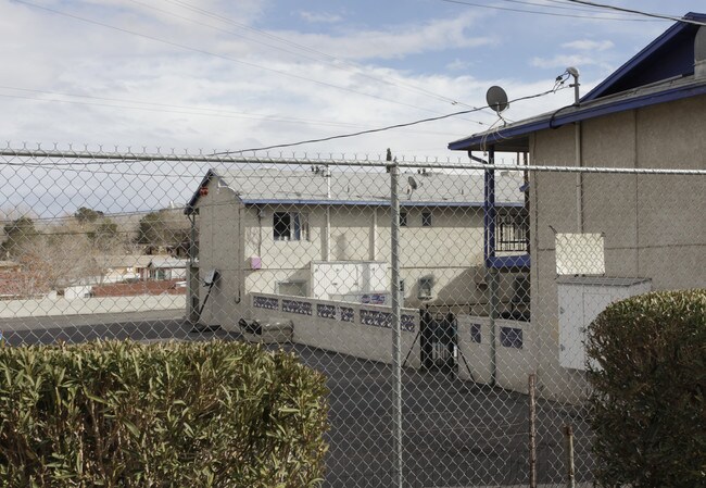 Fredericks Apartments in Barstow, CA - Foto de edificio - Building Photo