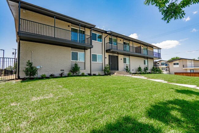 Parkside Green at Bishop Ridge in Dallas, TX - Building Photo - Building Photo