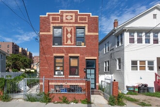 1321 McBride St in Far Rockaway, NY - Foto de edificio - Building Photo