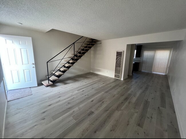 1104 W 39th Pl in Los Angeles, CA - Foto de edificio - Building Photo