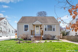 855 Riverside Dr in Fairfield, CT - Building Photo