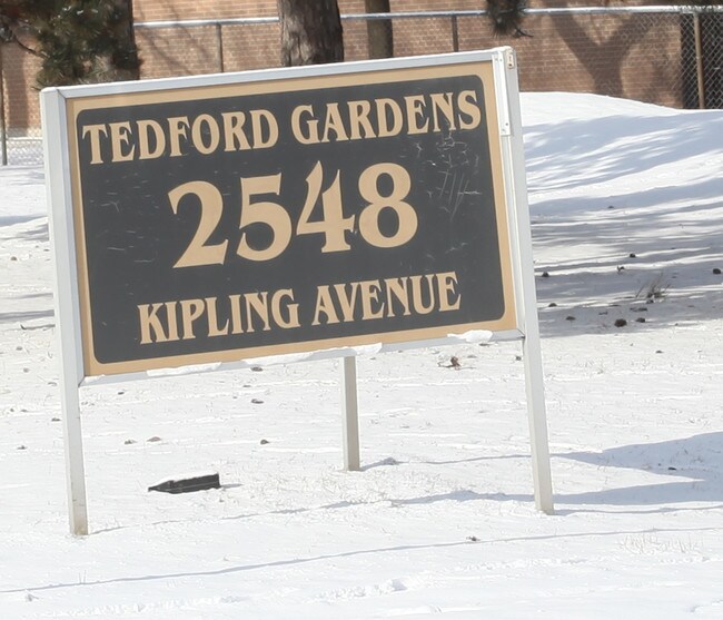 Tedford Gardens in Toronto, ON - Building Photo - Building Photo