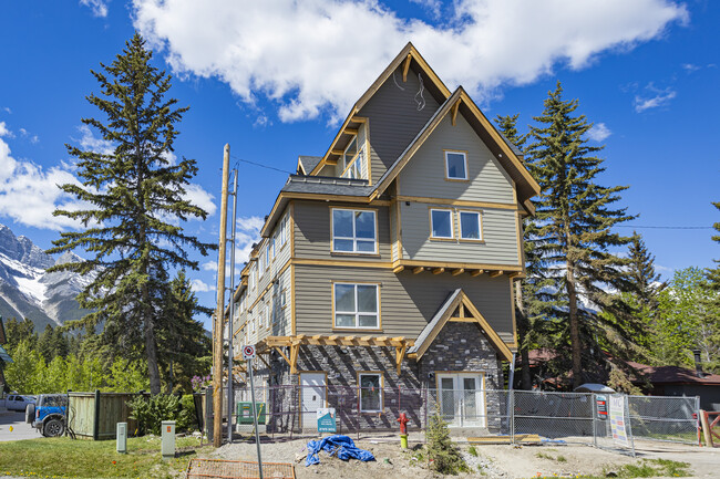 508 Bow Valley Trl in Canmore, AB - Building Photo - Building Photo