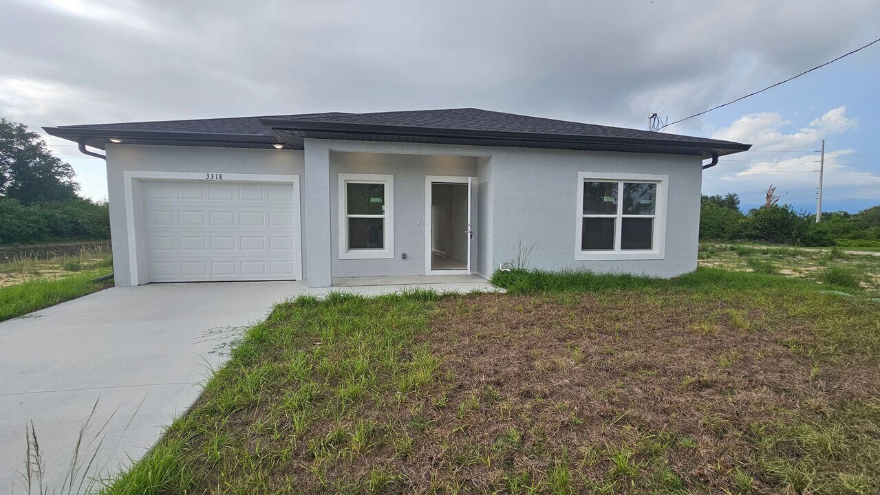 3318 1st St SW in Lehigh Acres, FL - Building Photo