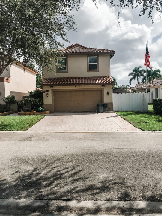 7548 NW 3rd Ct in Plantation, FL - Building Photo