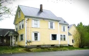 703 Main St in Monmouth, ME - Foto de edificio - Building Photo