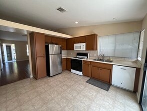 212 Oak Meadow Ln in Paso Robles, CA - Foto de edificio - Building Photo