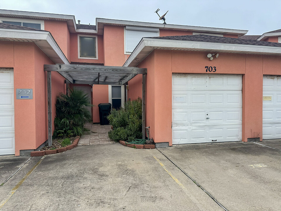 15405 Salt Cay Ct in Corpus Christi, TX - Building Photo