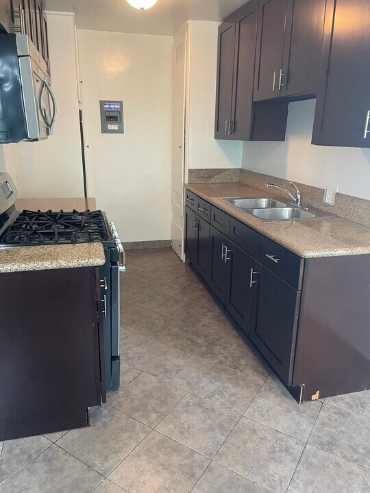 8974 Cadillac Ave in Los Angeles, CA - Building Photo