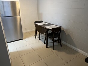 625 S Royal Crest Cir, Unit 16 in Las Vegas, NV - Building Photo - Building Photo