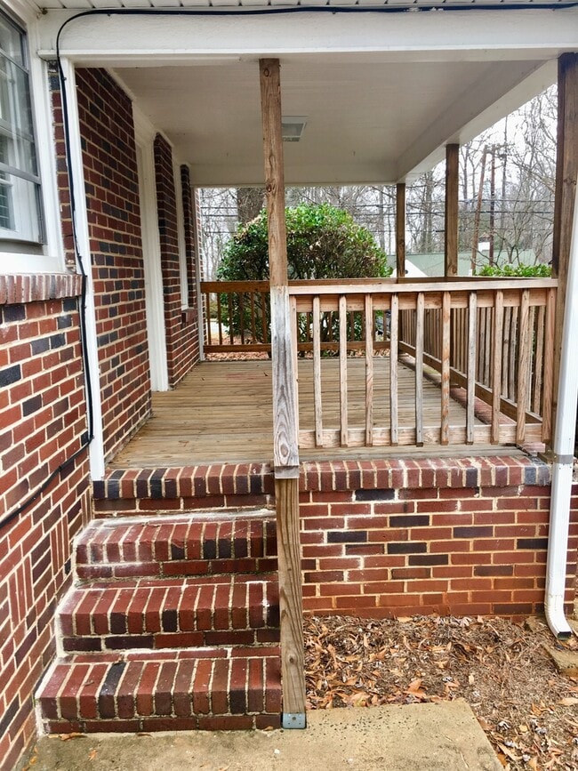 1518 Polo Rd in Winston-Salem, NC - Foto de edificio - Building Photo
