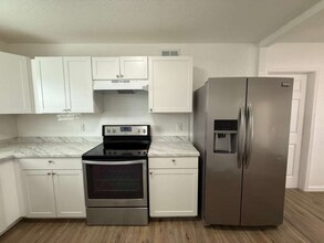 215 Laurelwood Dr in San Antonio, TX - Building Photo - Building Photo