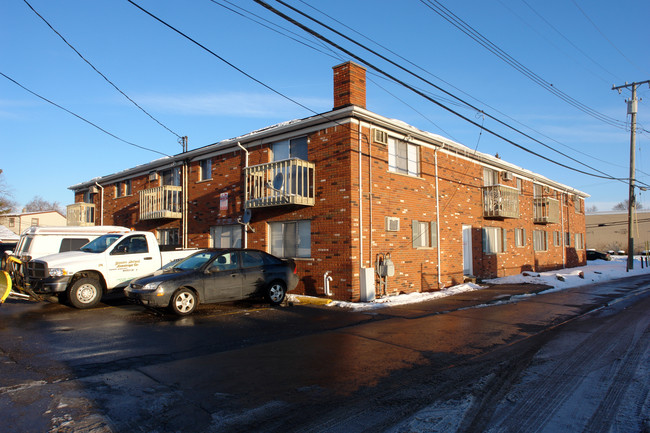 Courtview Apartments in Roseville, MI - Building Photo - Building Photo