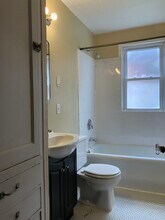 3218 N Oakland Ave, Unit LOWER in Milwaukee, WI - Foto de edificio - Building Photo