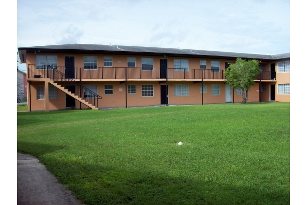 Homestead Gardens in Homestead, FL - Building Photo - Building Photo