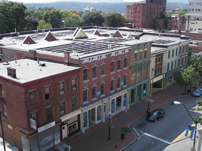 Behrends Courts in Poughkeepsie, NY - Foto de edificio - Building Photo