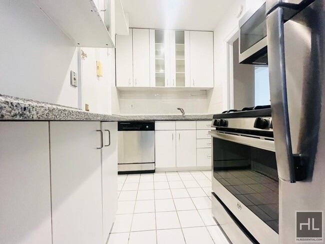 WEST 79 STREET in New York, NY - Building Photo - Building Photo