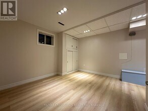8 Midcroft Dr in Toronto, ON - Building Photo - Building Photo