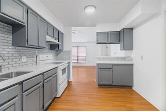 2417 Hedgerose Ln in Bay City, TX - Building Photo - Building Photo