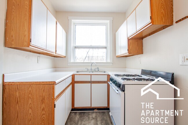 property at 728 W Roscoe St