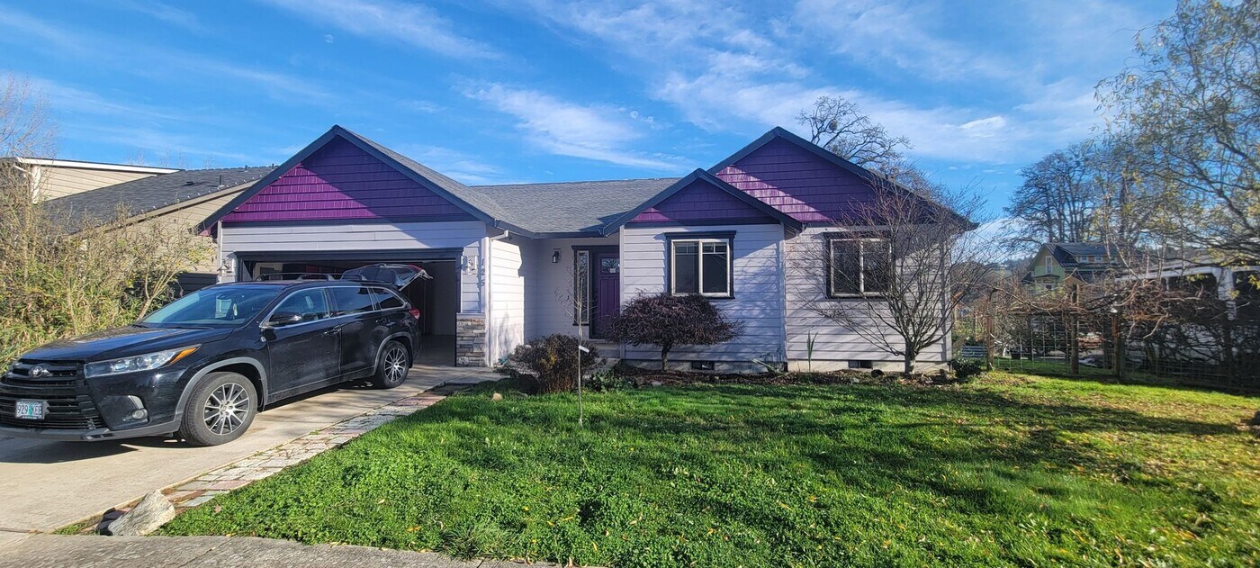 125 S Ash St in Yamhill, OR - Building Photo