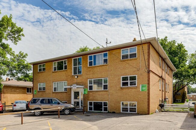 Monterey Apartments in Regina, SK - Building Photo - Building Photo