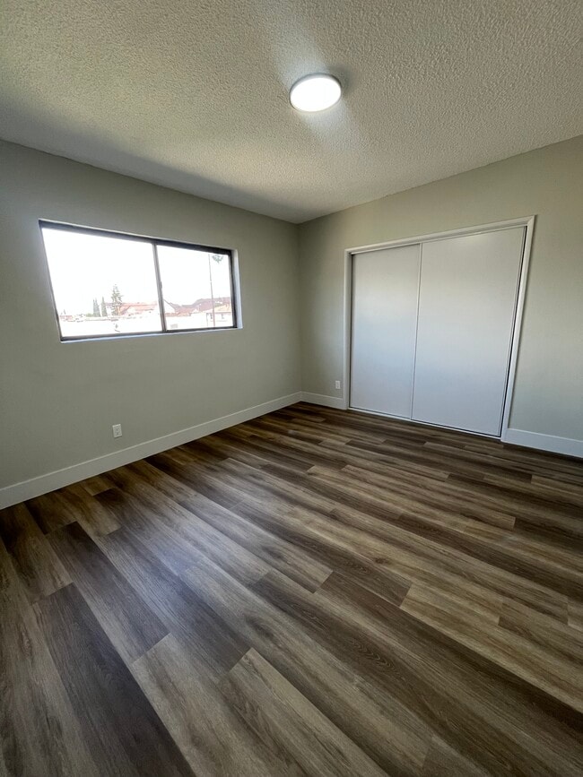 8029 S Hoover St, Unit 17 in Los Angeles, CA - Foto de edificio - Building Photo