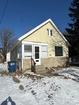 2102 Airline Ave in Toledo, OH - Building Photo