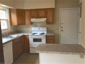 1380 Webb Rd, Unit Down in Lakewood, OH - Building Photo - Building Photo