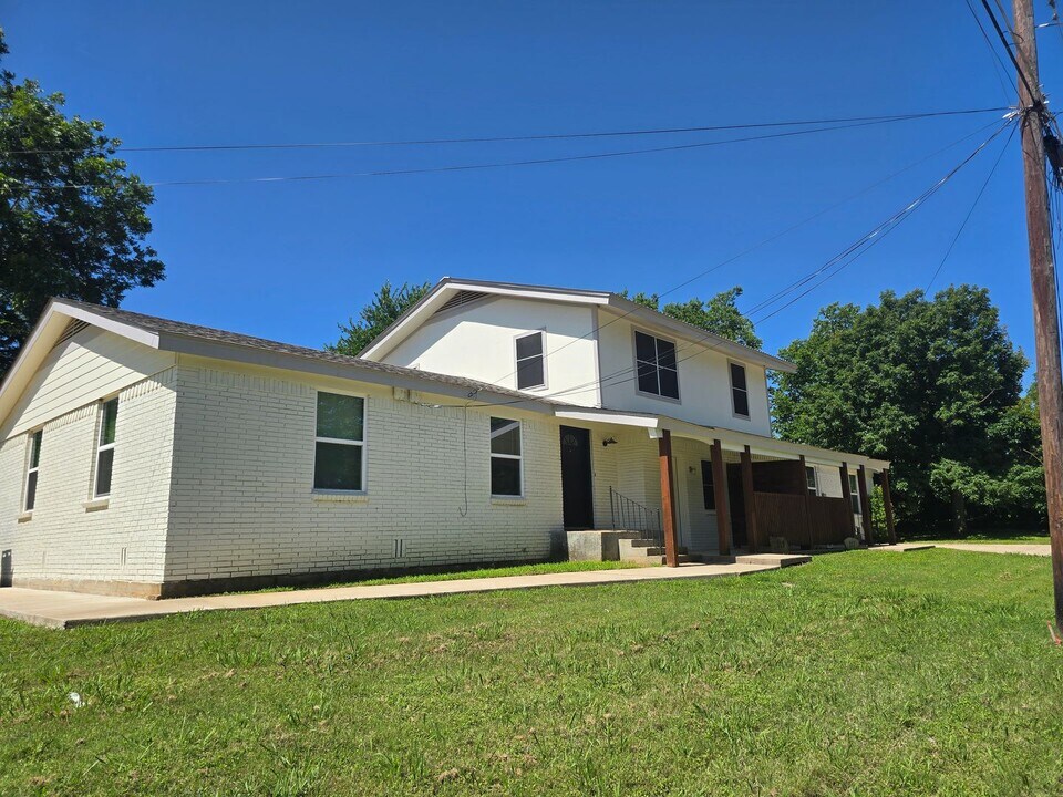 217-219 E 3rd St in Keene, TX - Building Photo
