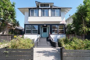 Spacious 2, 3 & 4 Bedroom Apartments in Venice, CA - Building Photo