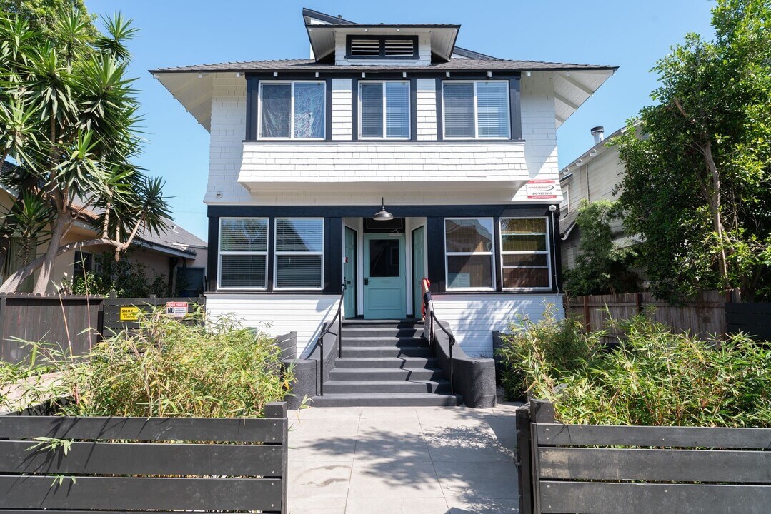 Spacious 2, 3 & 4 Bedroom Apartments in Venice, CA - Building Photo