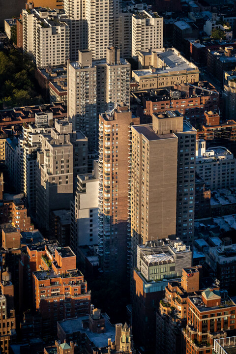 52 East End Ave in New York, NY - Building Photo