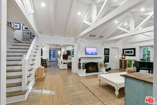 1760 Nichols Canyon Rd in Los Angeles, CA - Building Photo