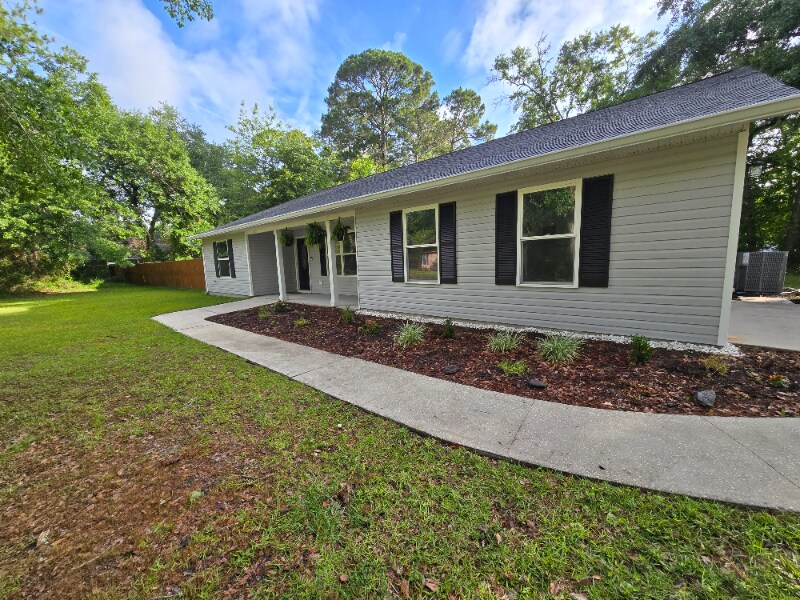 121 Mary's Dr in Woodbine, GA - Building Photo