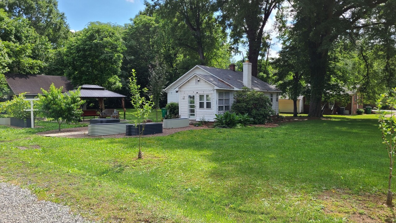 6319 Tuckaseegee Rd in Charlotte, NC - Foto de edificio