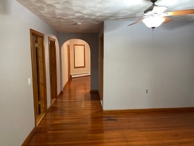 105 School St, Unit 1 in Central Falls, RI - Foto de edificio - Building Photo