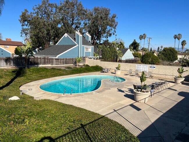 Fairview Park in Costa Mesa, CA - Foto de edificio - Building Photo