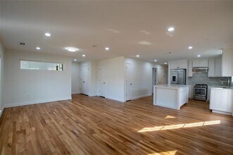 2220 Housley Dr in Dallas, TX - Foto de edificio - Building Photo