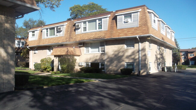 9907 W 58th St in Countryside, IL - Foto de edificio - Building Photo