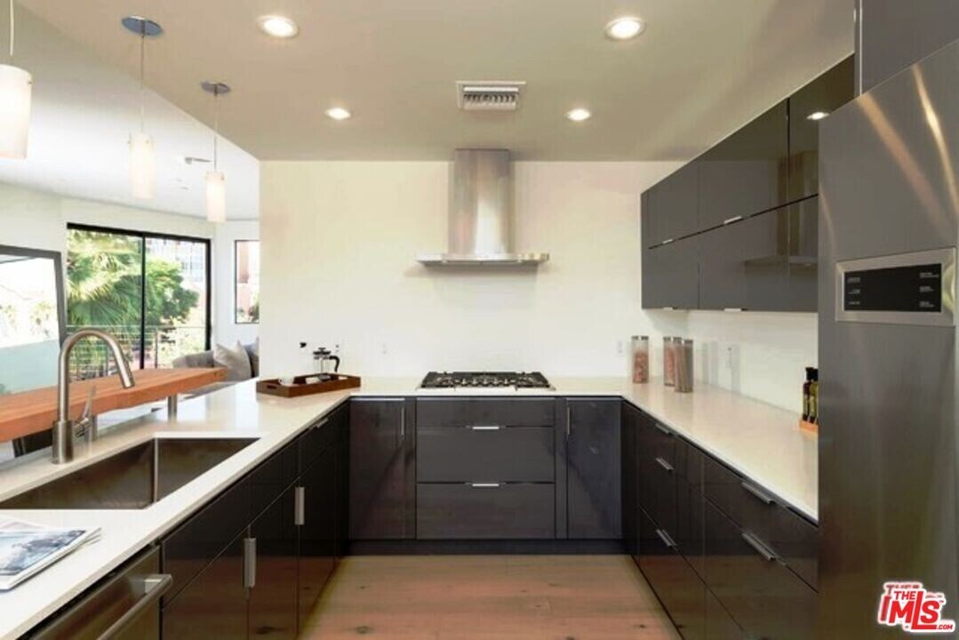 6685 W Daychar Dr in Los Angeles, CA - Building Photo