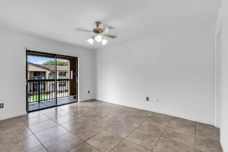 18206 Mediterranean Blvd, Unit 5-21 in Hialeah, FL - Foto de edificio - Building Photo