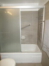 581 Blue Heron Dr in Hallandale Beach, FL - Building Photo - Building Photo