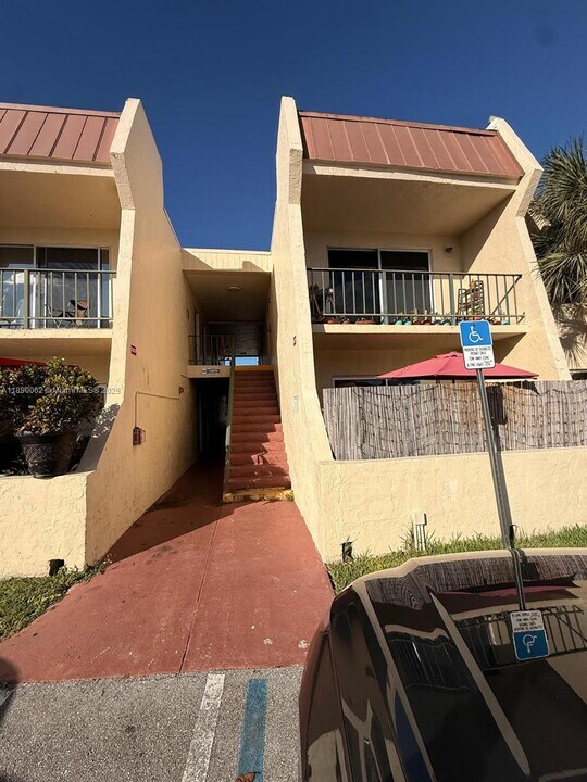 13890 SW 90th Ave in Miami, FL - Building Photo