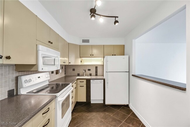 12700 Lake Ave in Lakewood, OH - Building Photo - Building Photo