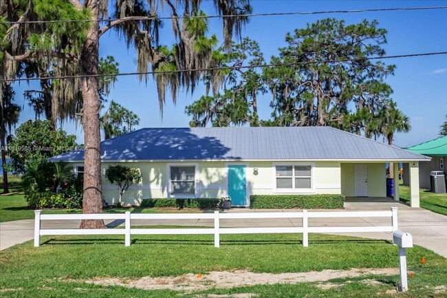 924 Lake Dr E in Lake Placid, FL - Building Photo - Building Photo